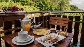 Petit-déjeuner et dîner servis sur place