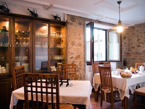 Breakfast and dinner served