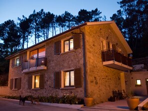 Façade de l’hébergement - soirée/nuit