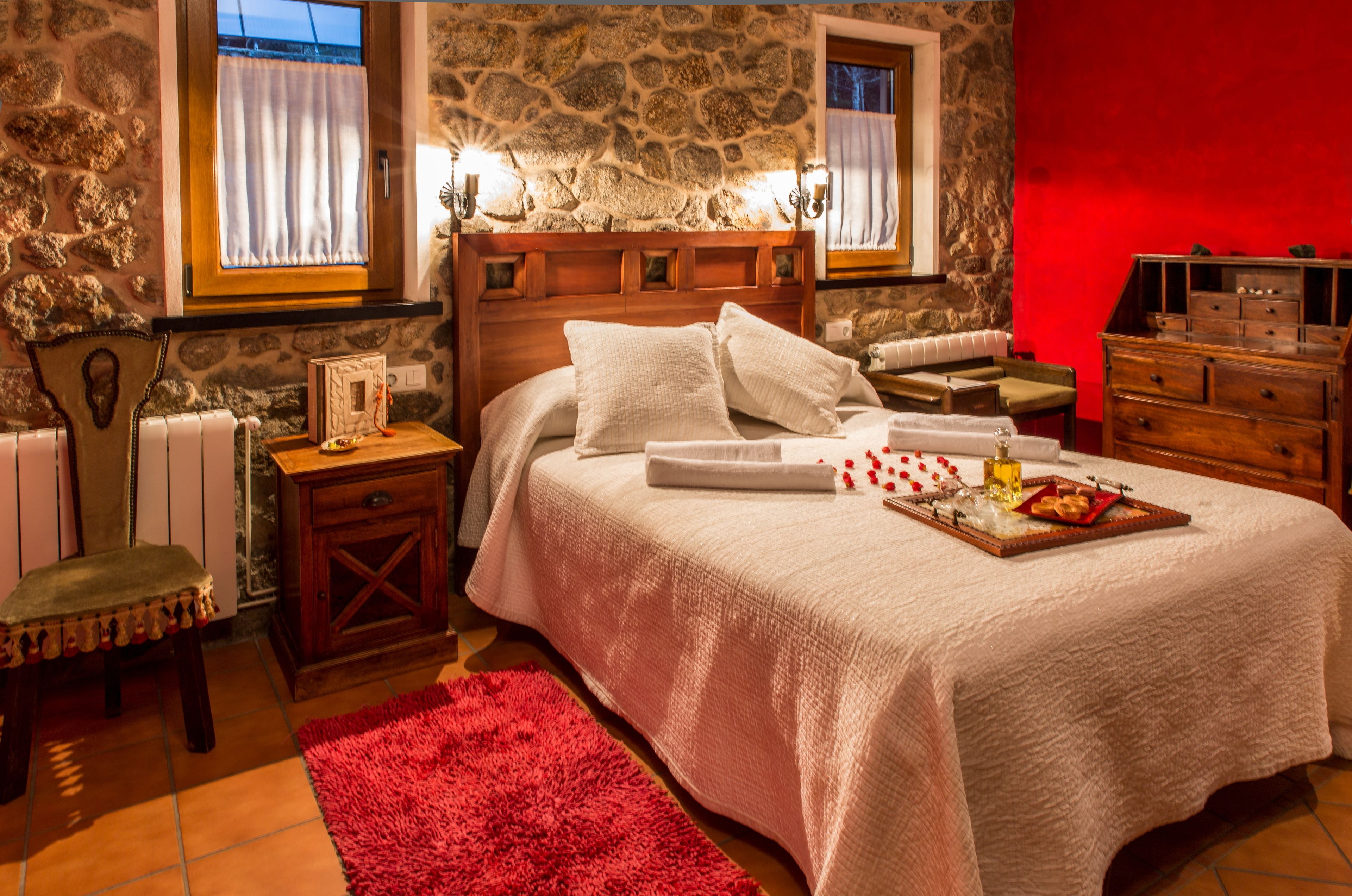 Escritorio, cortinas opacas, wifi gratis