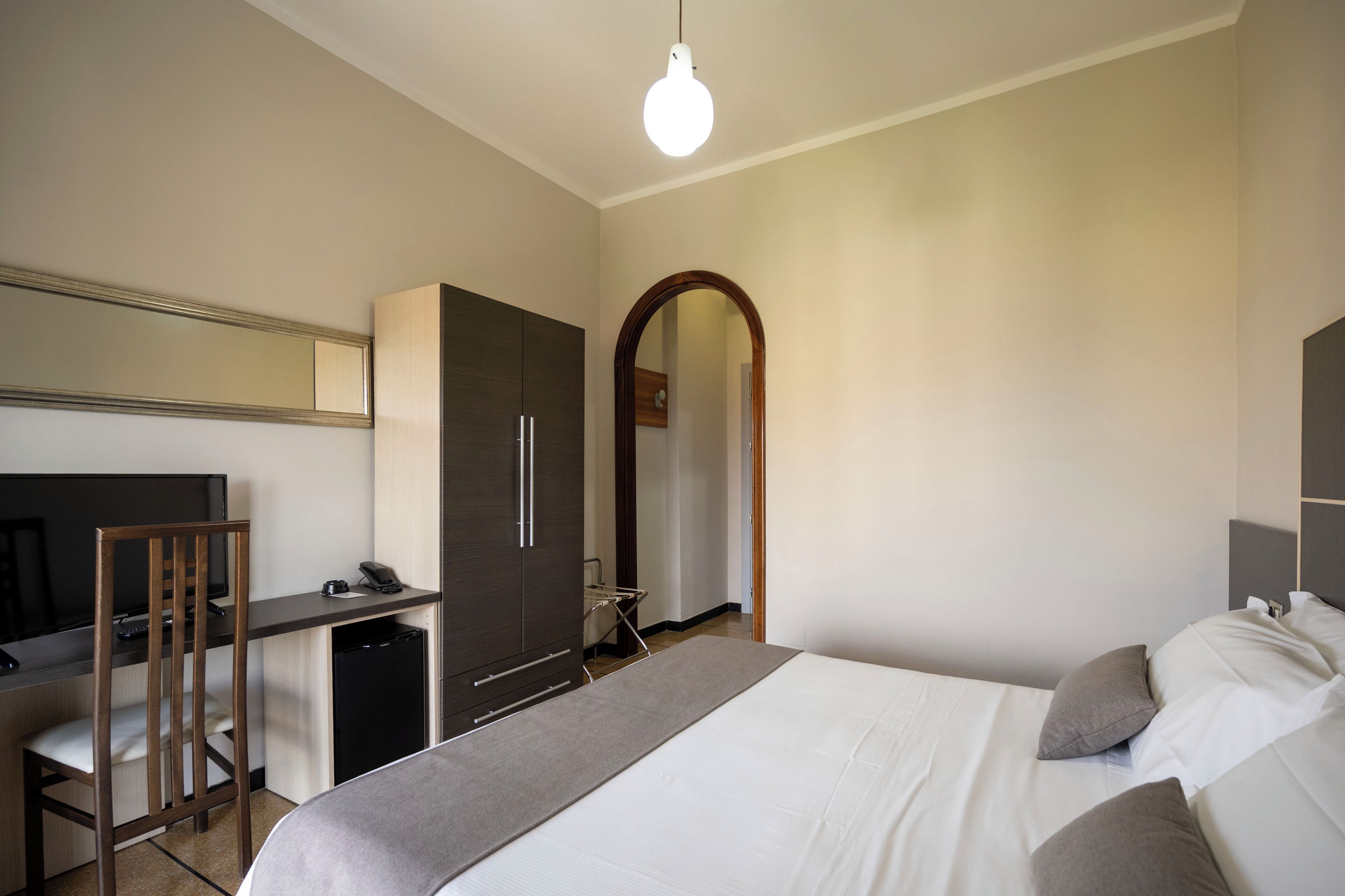 standard double room | 1 bedroom, minibar, in-room safe, desk