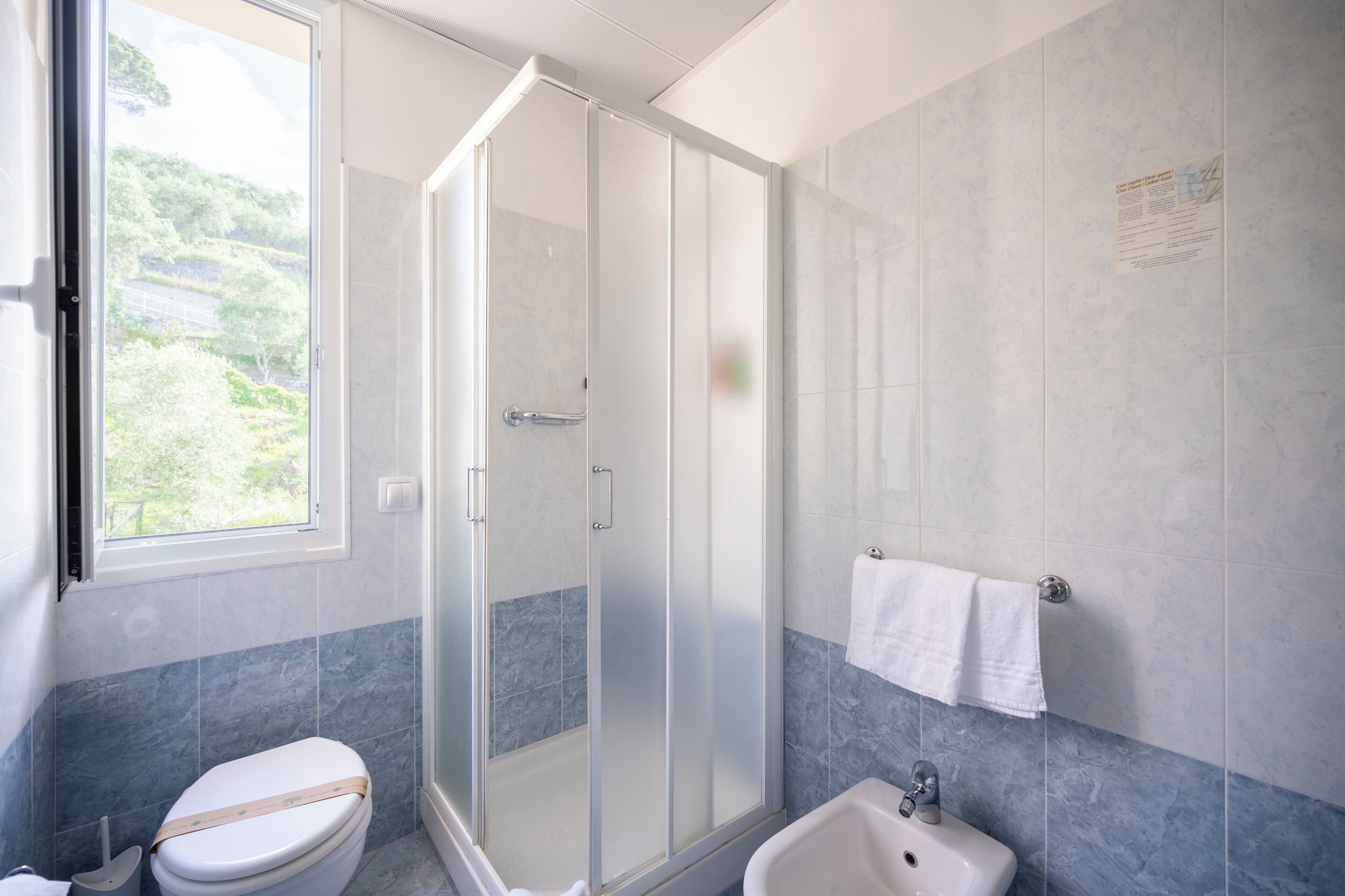 triple room | bathroom | shower, free toiletries, hair dryer, bidet