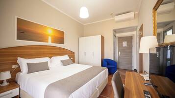 Superior Double Room, Sea View | Minibar, in-room safe, desk, blackout drapes