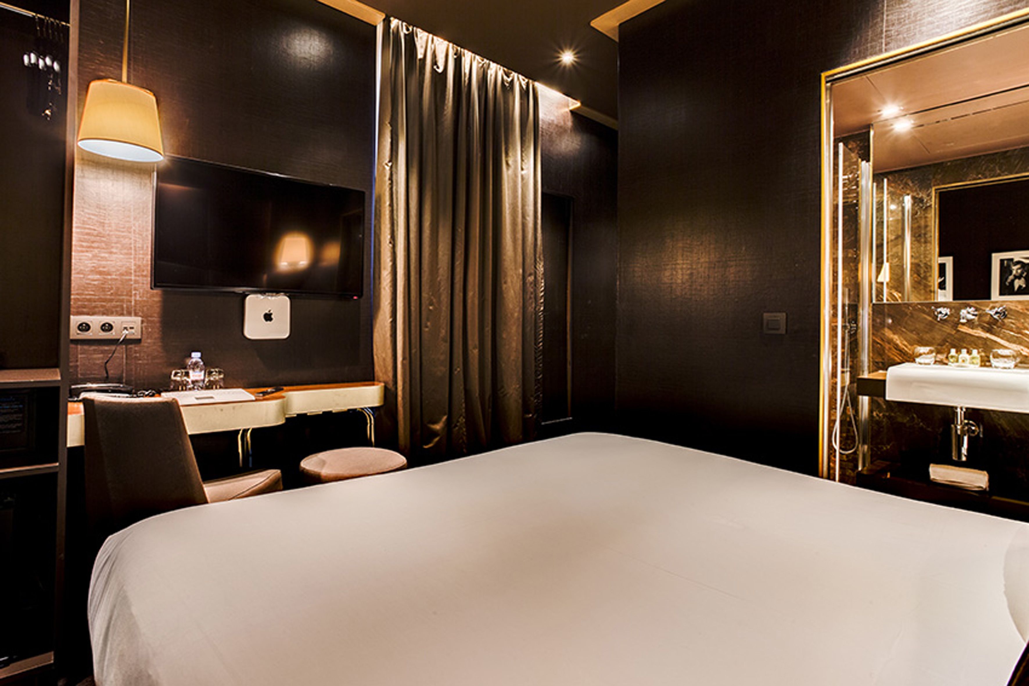 mayfair garden double superior | minibar, in-room safe, desk, blackout curtains