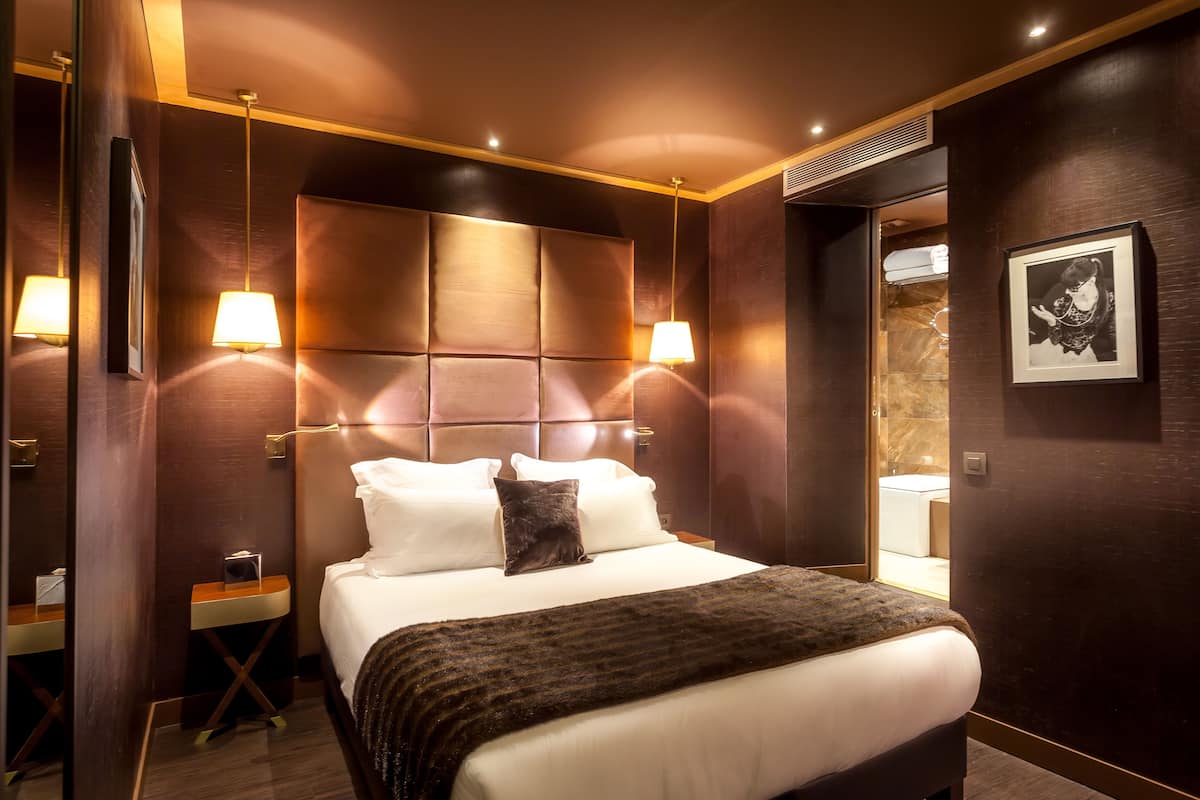 Superior Double Room | Bar mini, peti besi dalam bilik, meja, langsir/tirai gelap terus