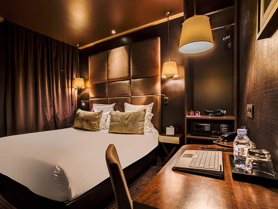 Quarto casal superior | Frigobar, cofres nos quartos, escrivaninha, cortinas blackout