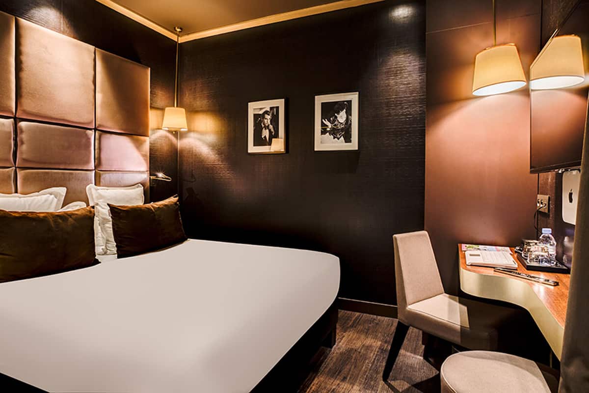 Superior Double Room | Bar mini, peti besi dalam bilik, meja, langsir/tirai gelap terus