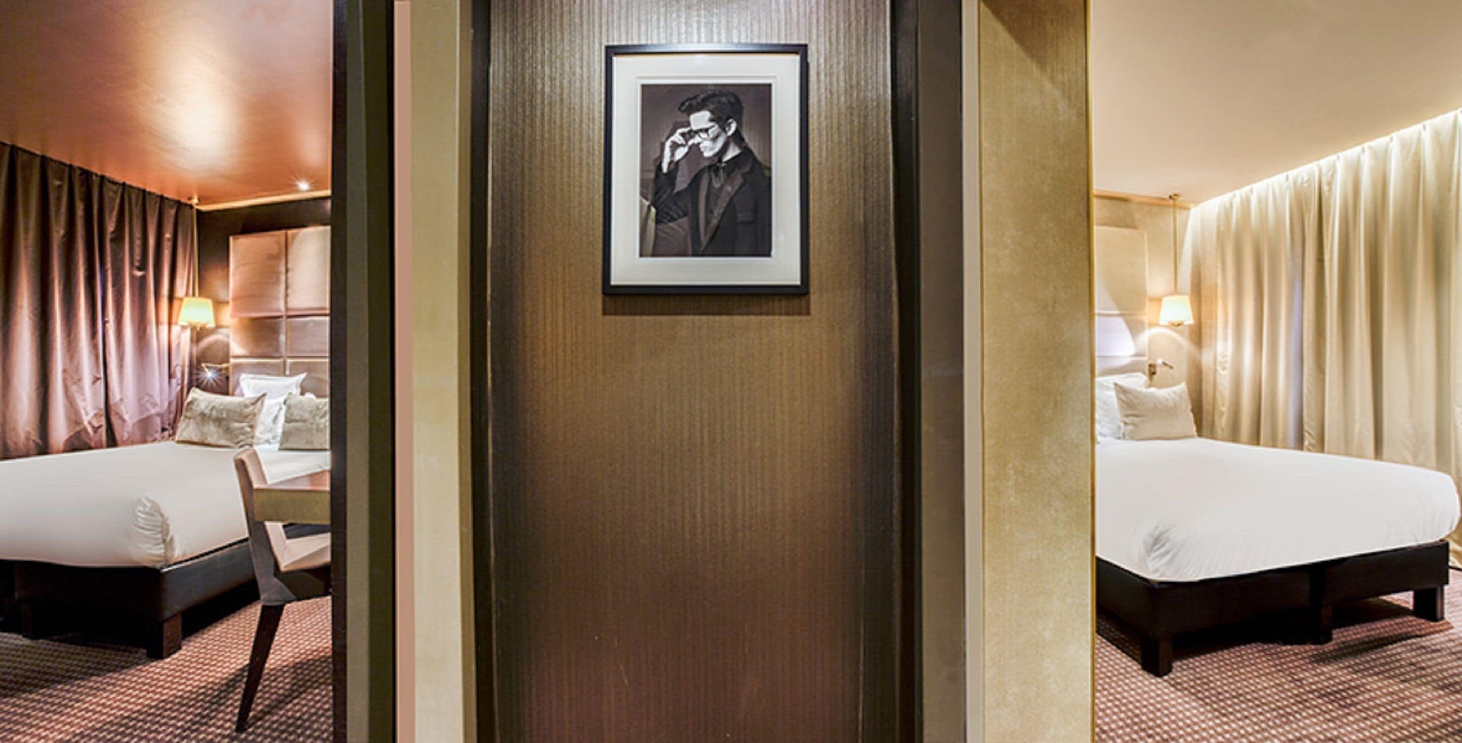 Una habitación de hotel con cama, escritorio, silla, un cuadro en la pared y ventana con cortinas.