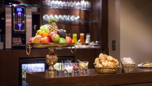 Un buffet proposant des fruits et des pâtisseries.