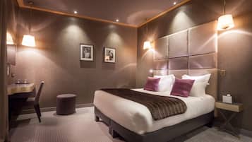 Standaard kamer | Een minibar, een kluis op de kamer, een bureau, verduisterende gordijnen