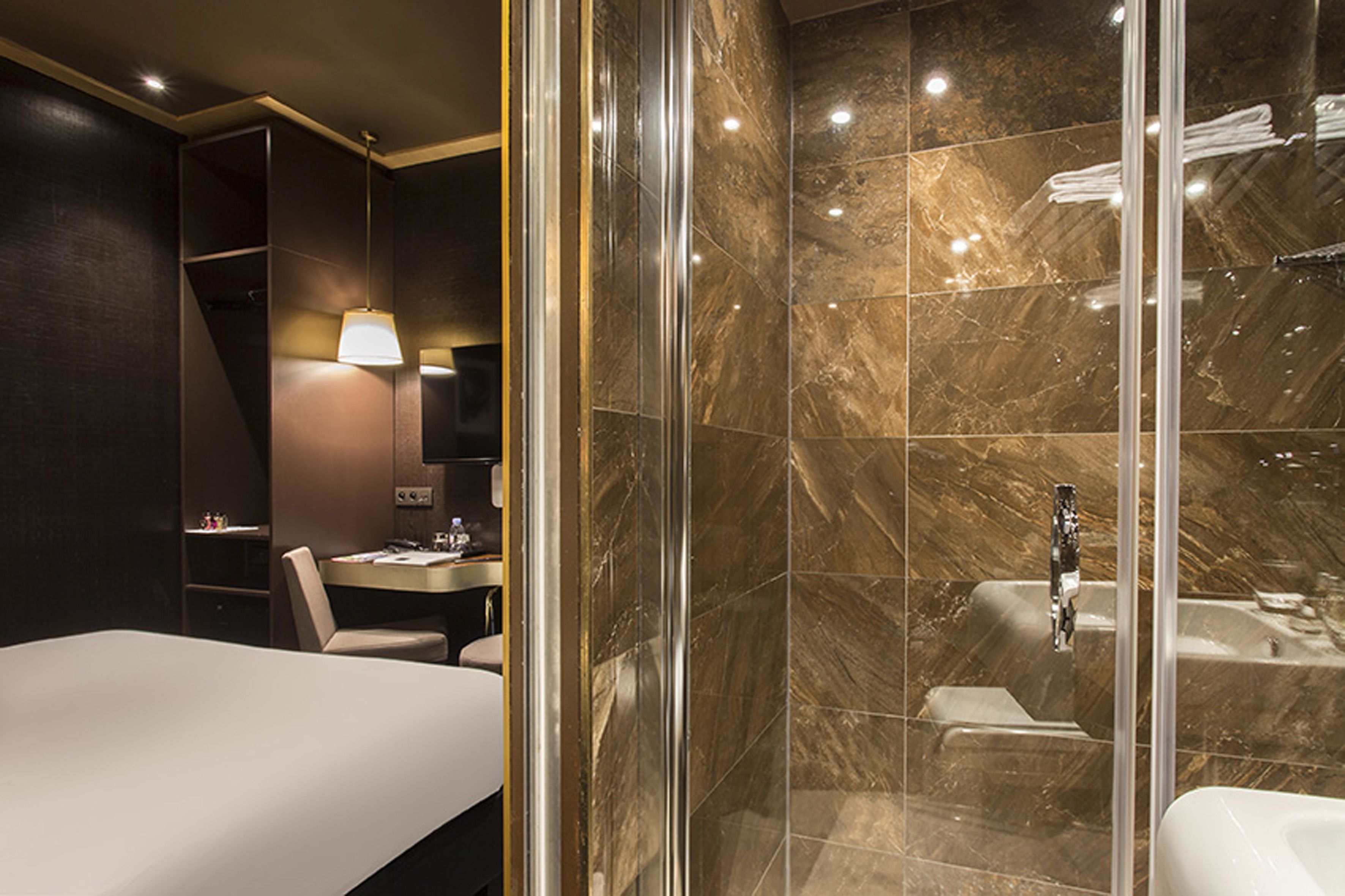 mayfair garden double superior | bathroom | free toiletries, hair dryer, towels
