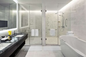 Separate tub and shower, hair dryer, bathrobes, slippers - Jabal Omar Hyatt Regency Makkah (Makkah)