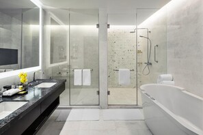 Separate tub and shower, hair dryer, bathrobes, slippers - Jabal Omar Hyatt Regency Makkah (Makkah)