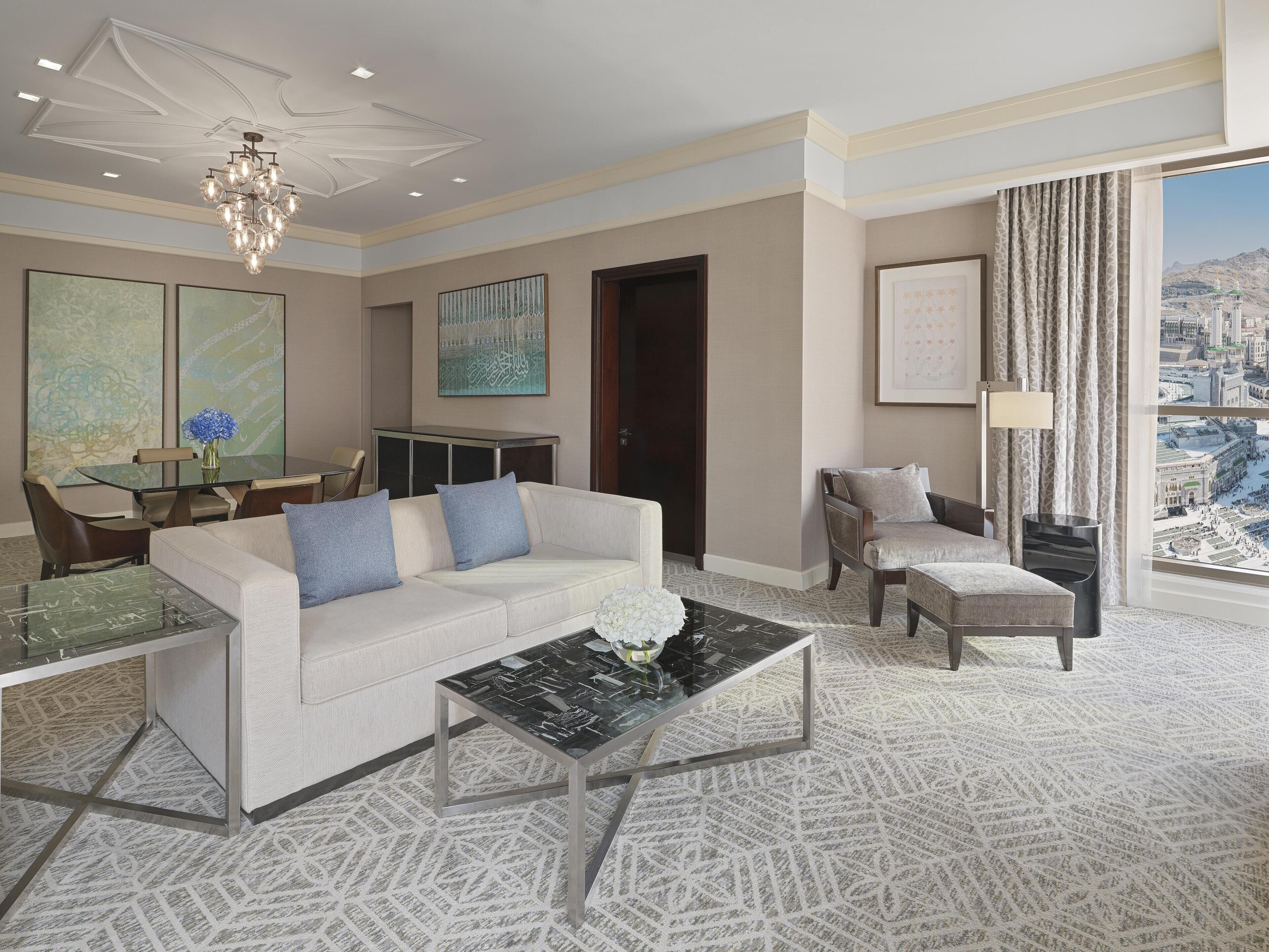 Regency, Executive Suite | In-room safe, desk, blackout drapes, soundproofing