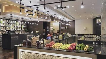 2 restaurantes; se sirve cocina internacional