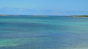 En la playa, playa de arena blanca y toallas de playa