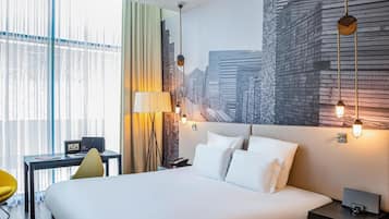 Hypo-allergenic bedding, in-room safe, desk, blackout drapes