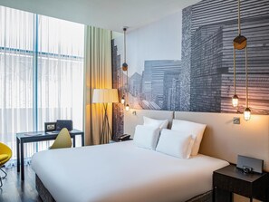 Deluxe Room, 1 King Bed (Premium) | Hypo-allergenic bedding, in-room safe, desk, blackout drapes