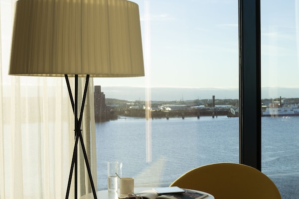 Hypo-allergenic bedding, in-room safe, desk, blackout drapes