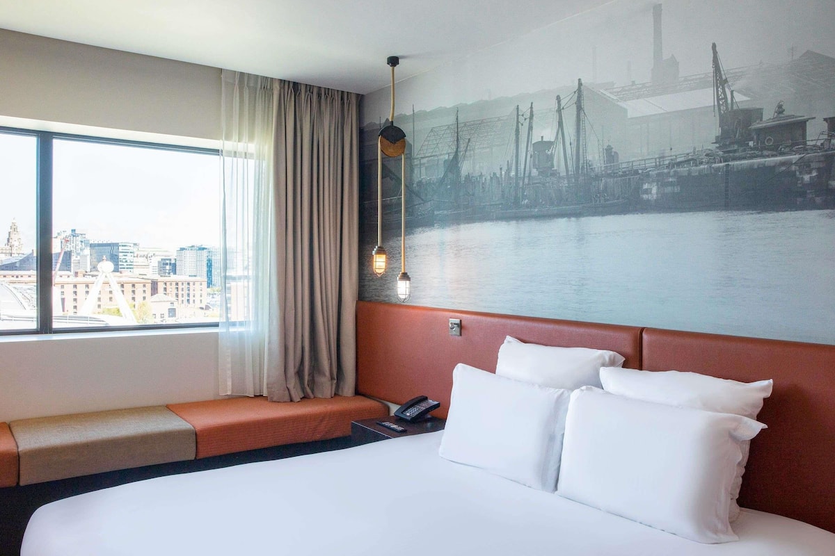 Ropa de cama hipoalergénica y caja de seguridad en la habitación