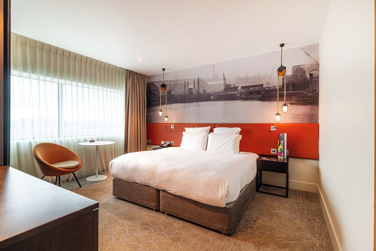 ملاءات للفراش لا تسبب الحساسية وخزنة داخل الغرفة ومكتب وستائر تعتيم