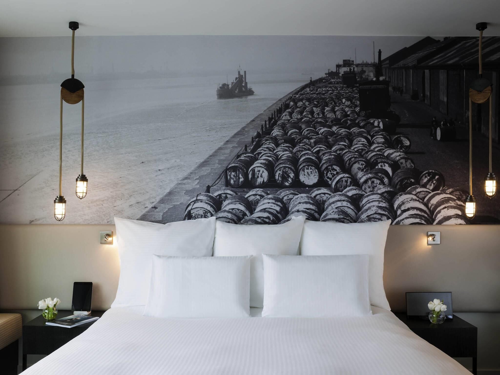 Deluxe kamer, 1 kingsize bed | Hypoallergeen beddengoed, een kluis op de kamer, een bureau