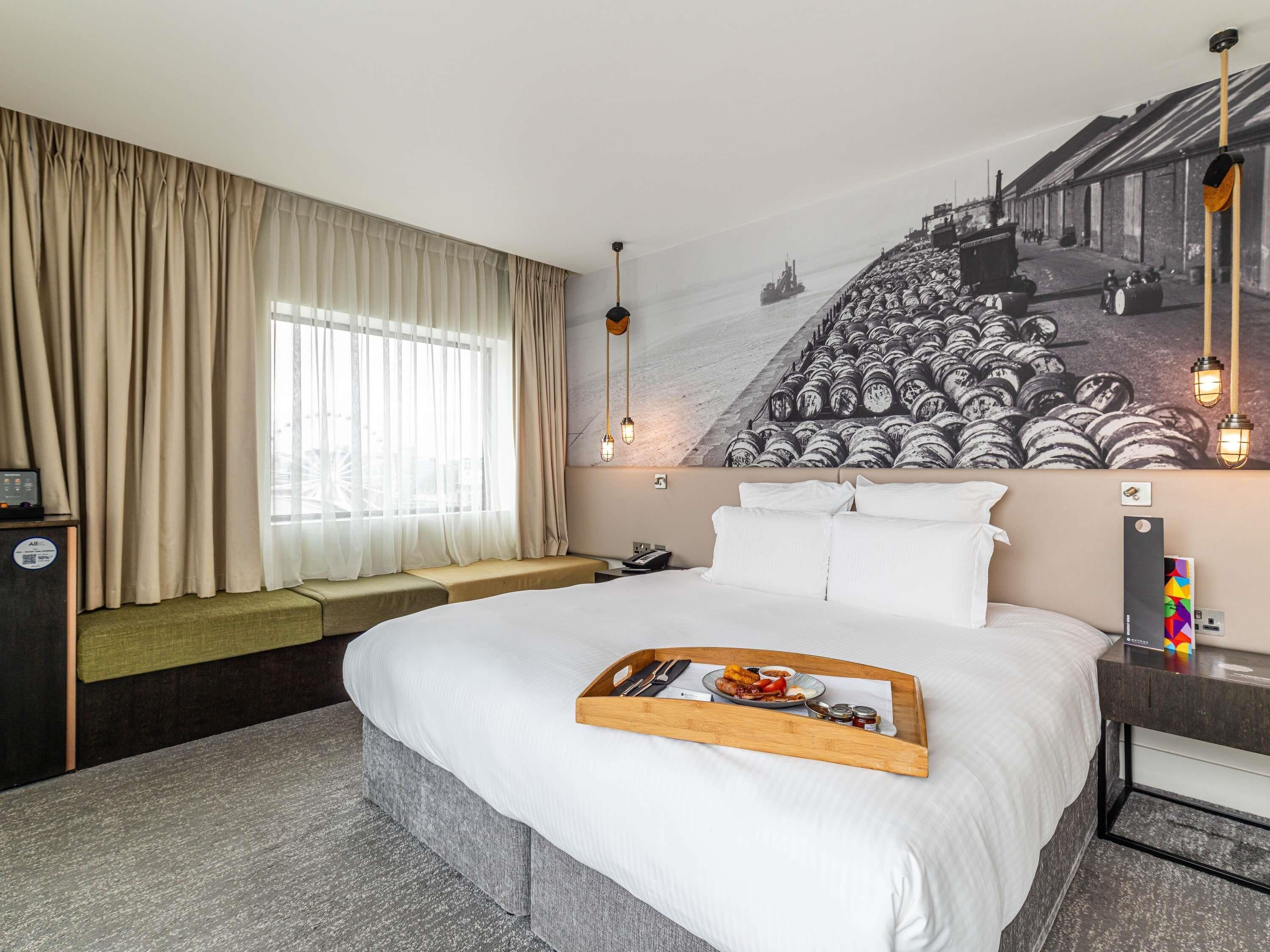 Phòng Deluxe, 1 giường cỡ king | Bộ đồ giường kháng dị ứng, két bảo mật tại phòng, bàn, màn/rèm cản sáng 