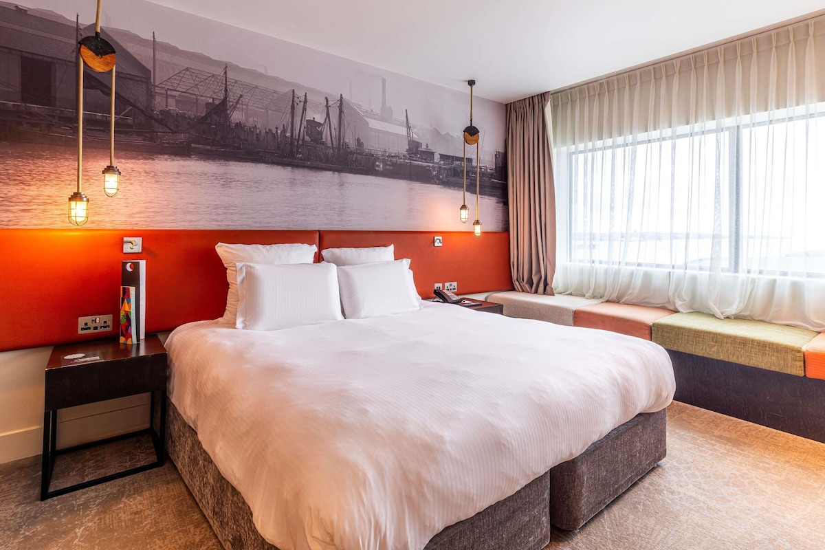 Superior Room, 1 King Bed | Hypo-allergenic bedding available, in-room safe, desk, blackout drapes