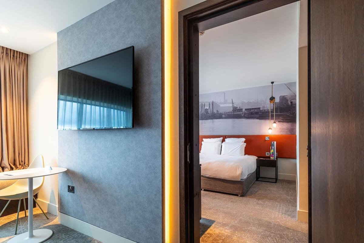 Superior Room, 1 King Bed, Accessible | Hypo-allergenic bedding available, in-room safe, desk, blackout drapes