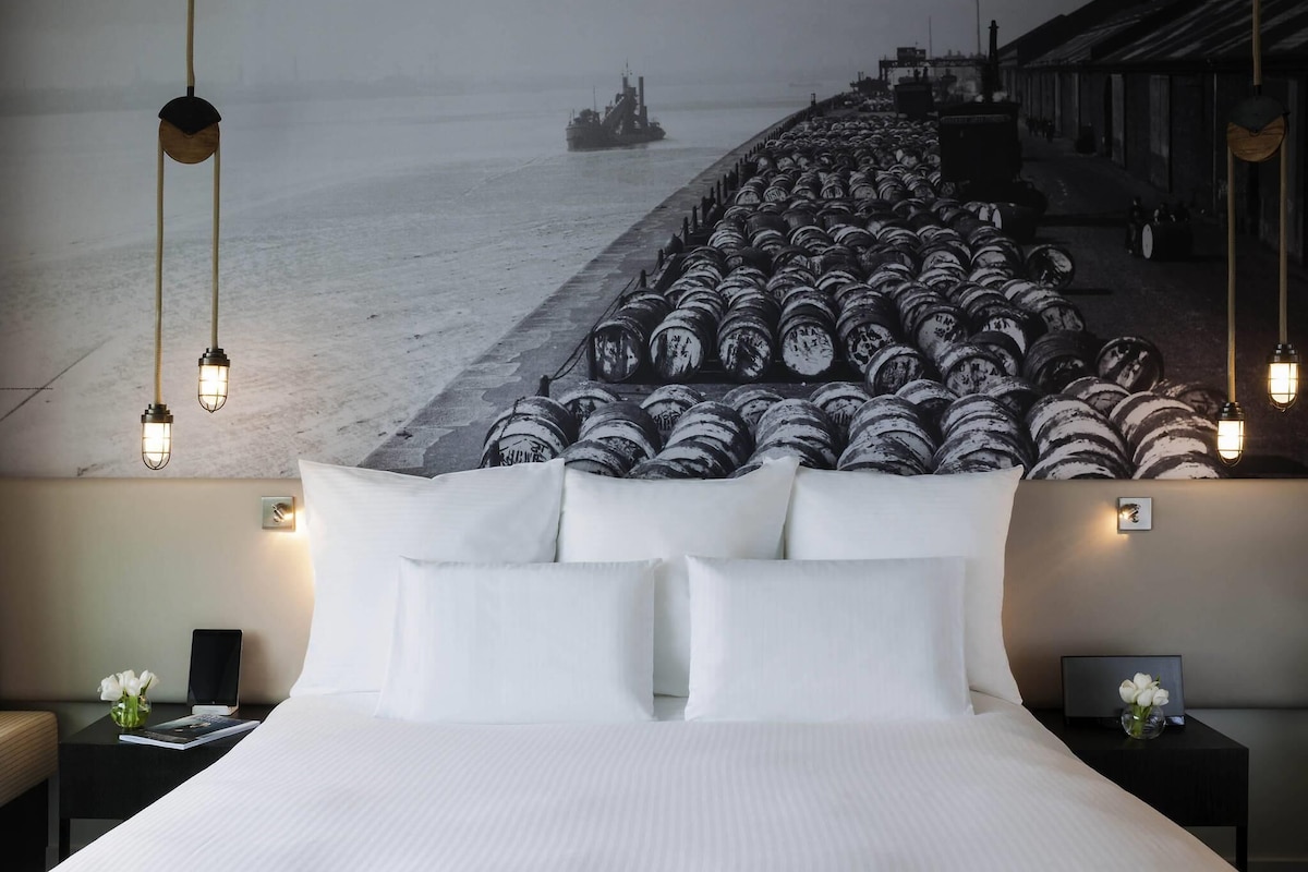 Deluxe Room, 1 King Bed | Hypo-allergenic bedding available, in-room safe, desk, blackout drapes
