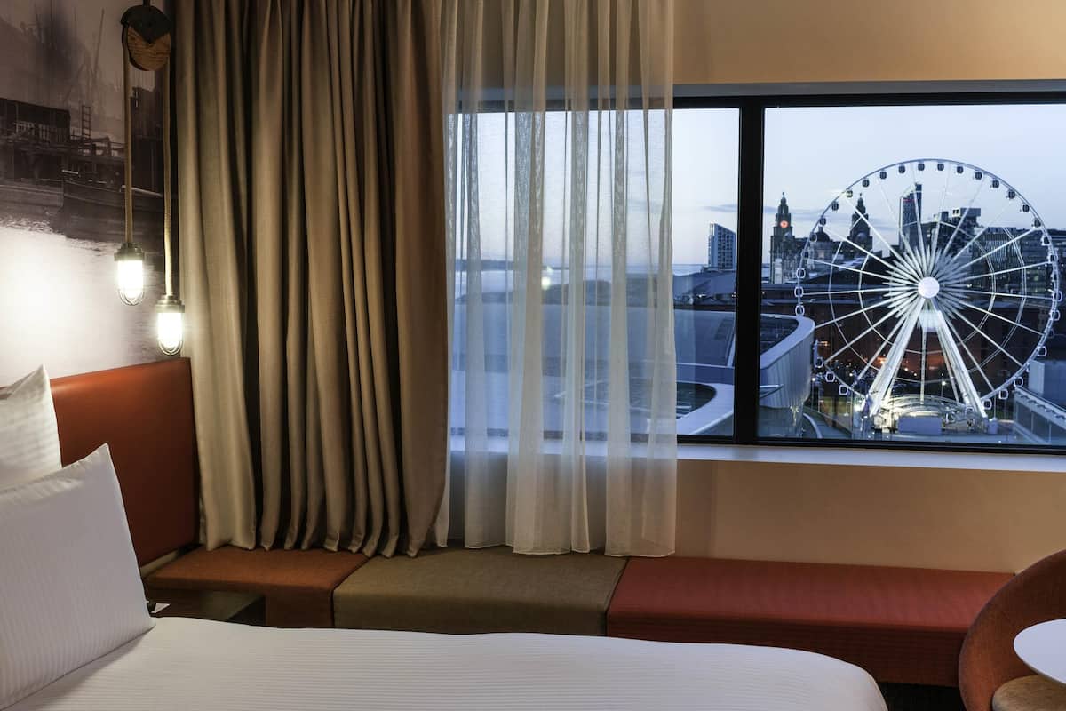 Superior-Zimmer, 1 King-Bett, Flussblick | Allergikerbettwaren, Zimmersafe, Schreibtisch, Verdunkelungsvorhänge