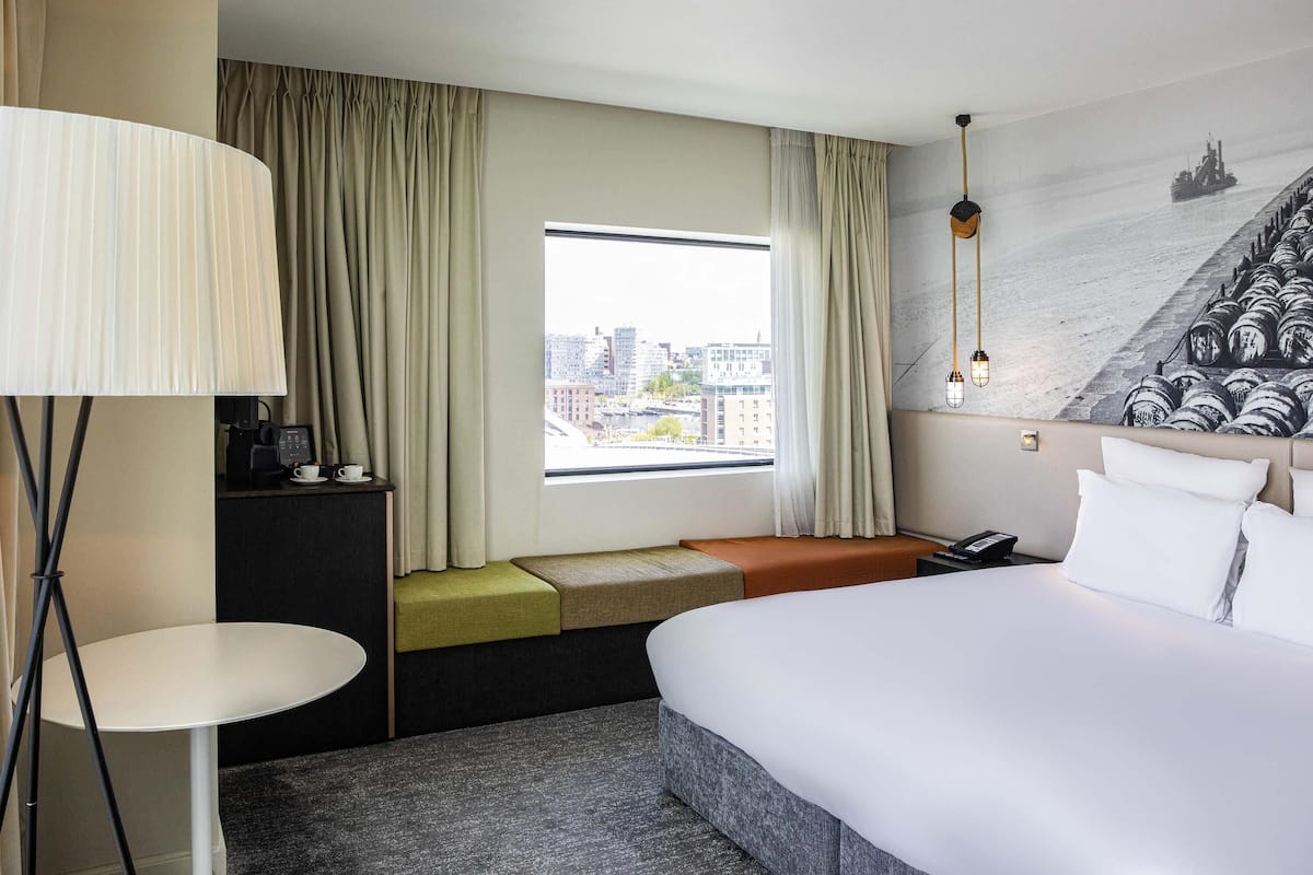 Deluxe Room, 1 King Bed | Hypo-allergenic bedding available, in-room safe, desk, blackout drapes