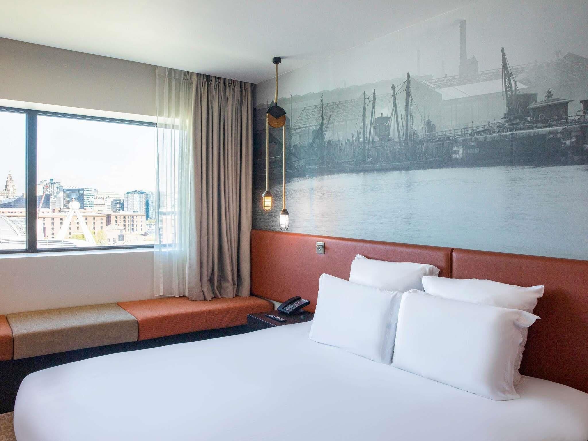 Ropa de cama hipoalergénica y caja de seguridad en la habitación 