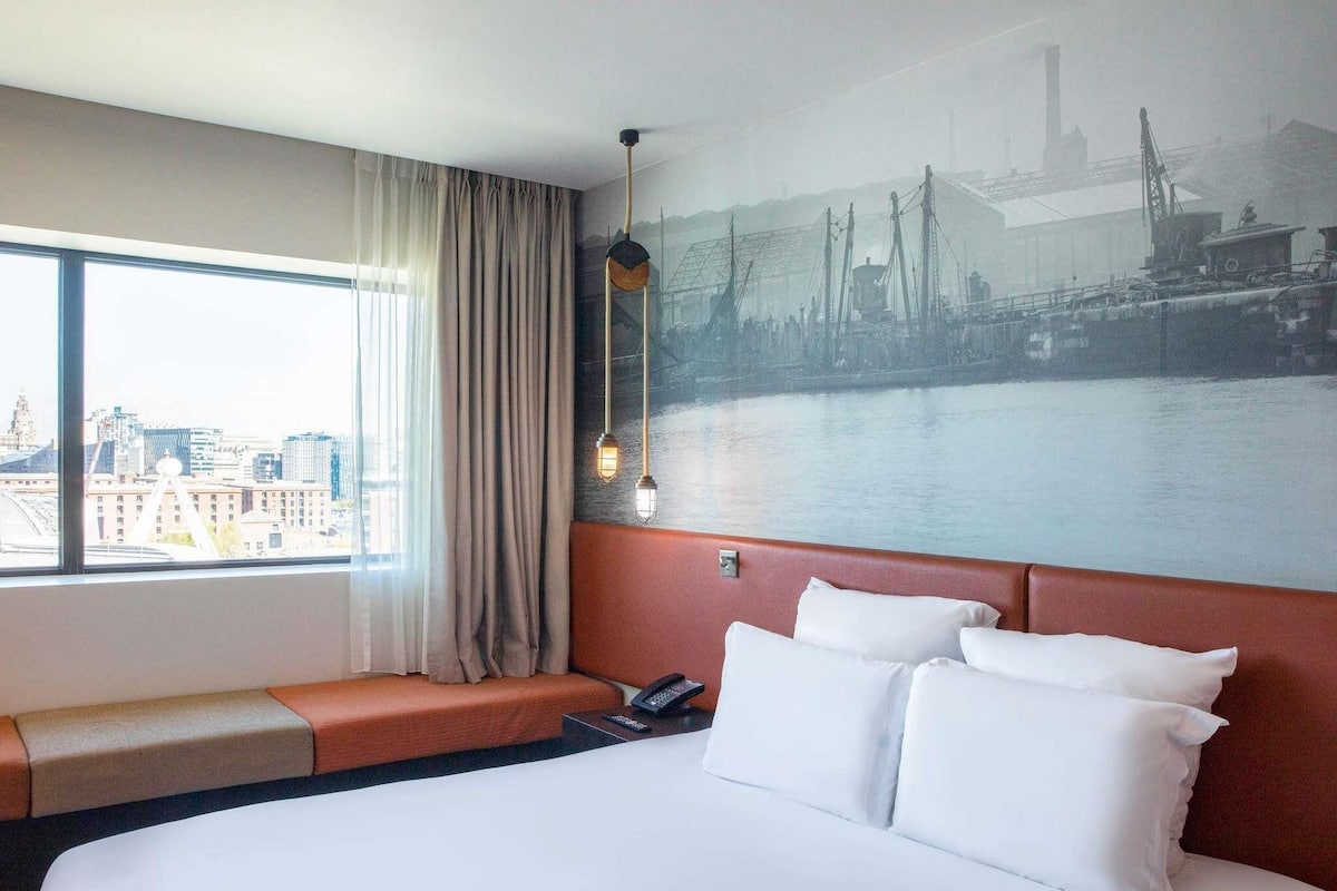 Ropa de cama hipoalergénica y caja de seguridad en la habitación