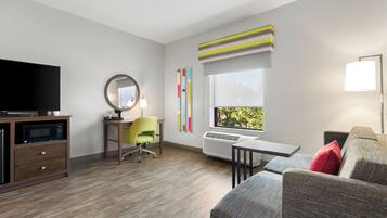 Caja de seguridad en la habitación y tabla de planchar con plancha