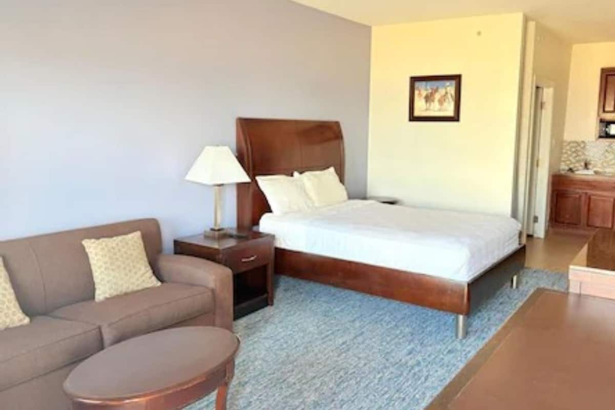 Escritorio, tabla de planchar con plancha, wifi gratis y ropa de cama