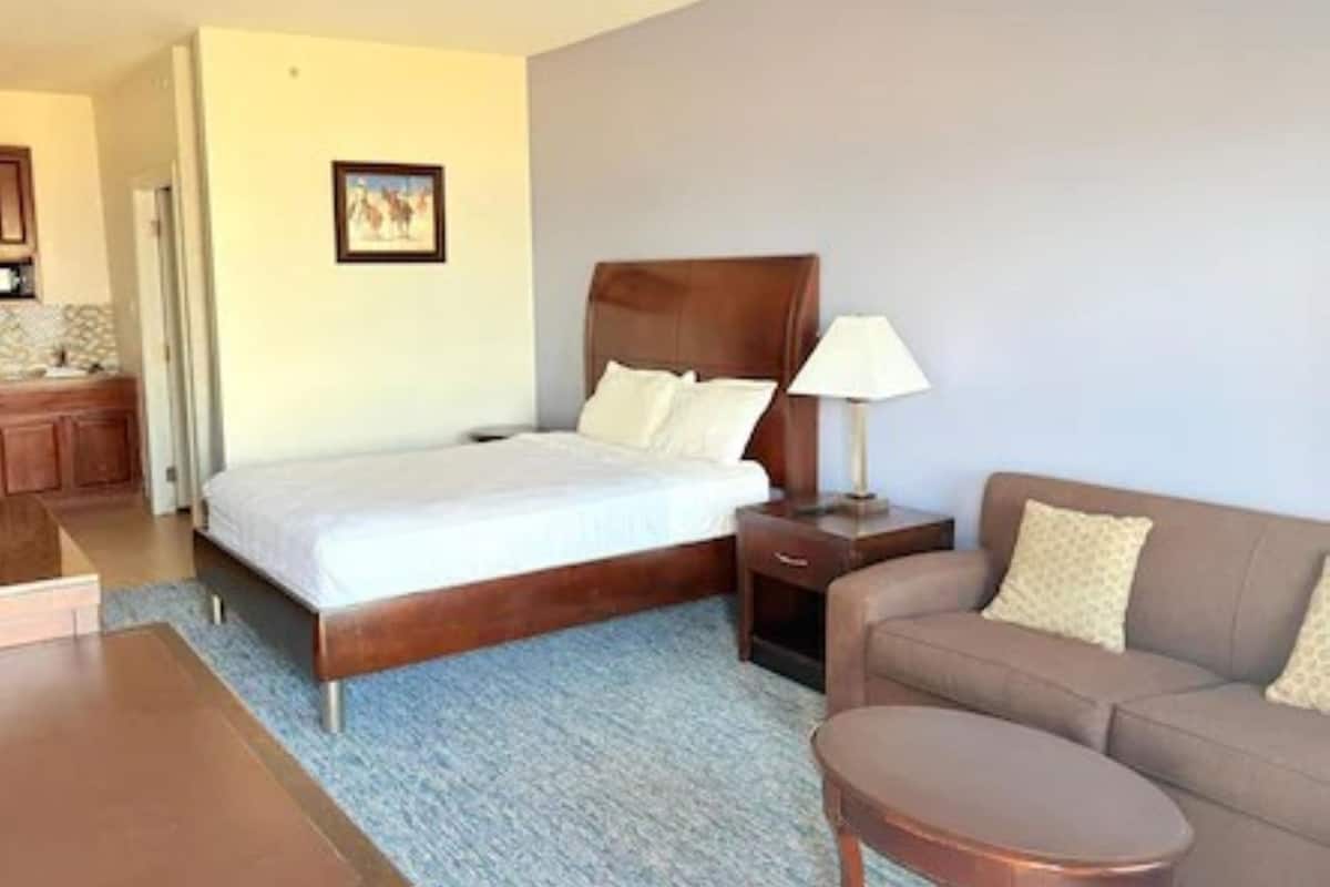 Zimmer (King Bed Accessible)