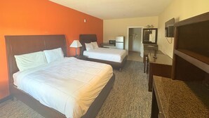 Een bureau, een strijkplank/strijkijzer, gratis wifi, beddengoed