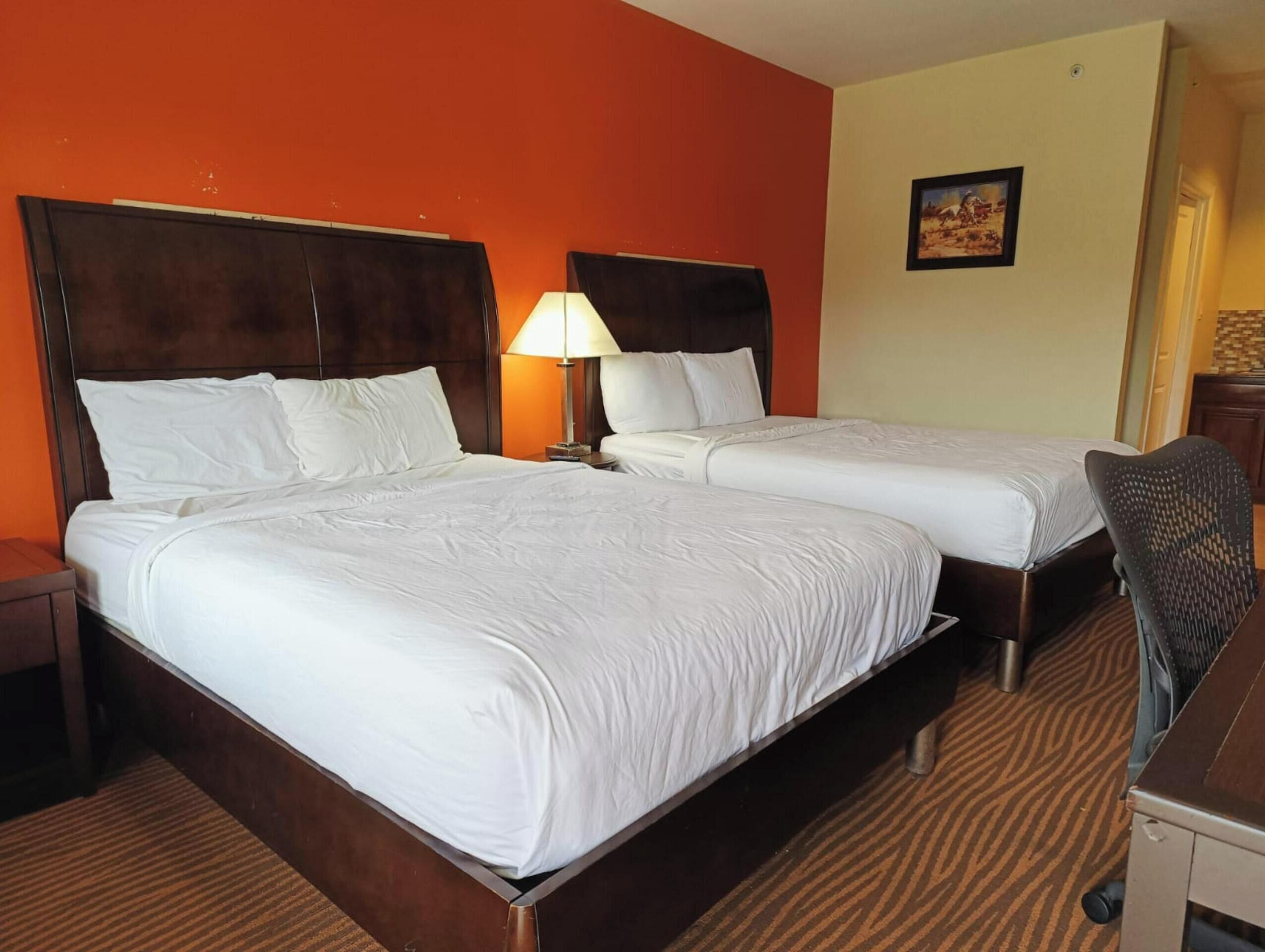 Habitación doble, 2 camas de matrimonio | Escritorio, tabla de planchar con plancha, wifi gratis y ropa de cama