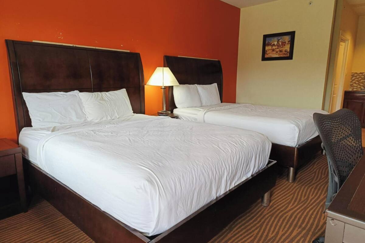 Habitación doble, 2 camas de matrimonio | Escritorio, tabla de planchar con plancha, wifi gratis y ropa de cama