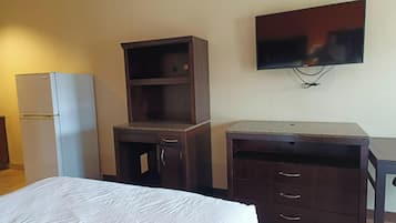 Escritorio, tabla de planchar con plancha, wifi gratis y ropa de cama
