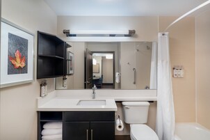 Bañera con ducha, artículos de tocador gratuitos, secador de pelo