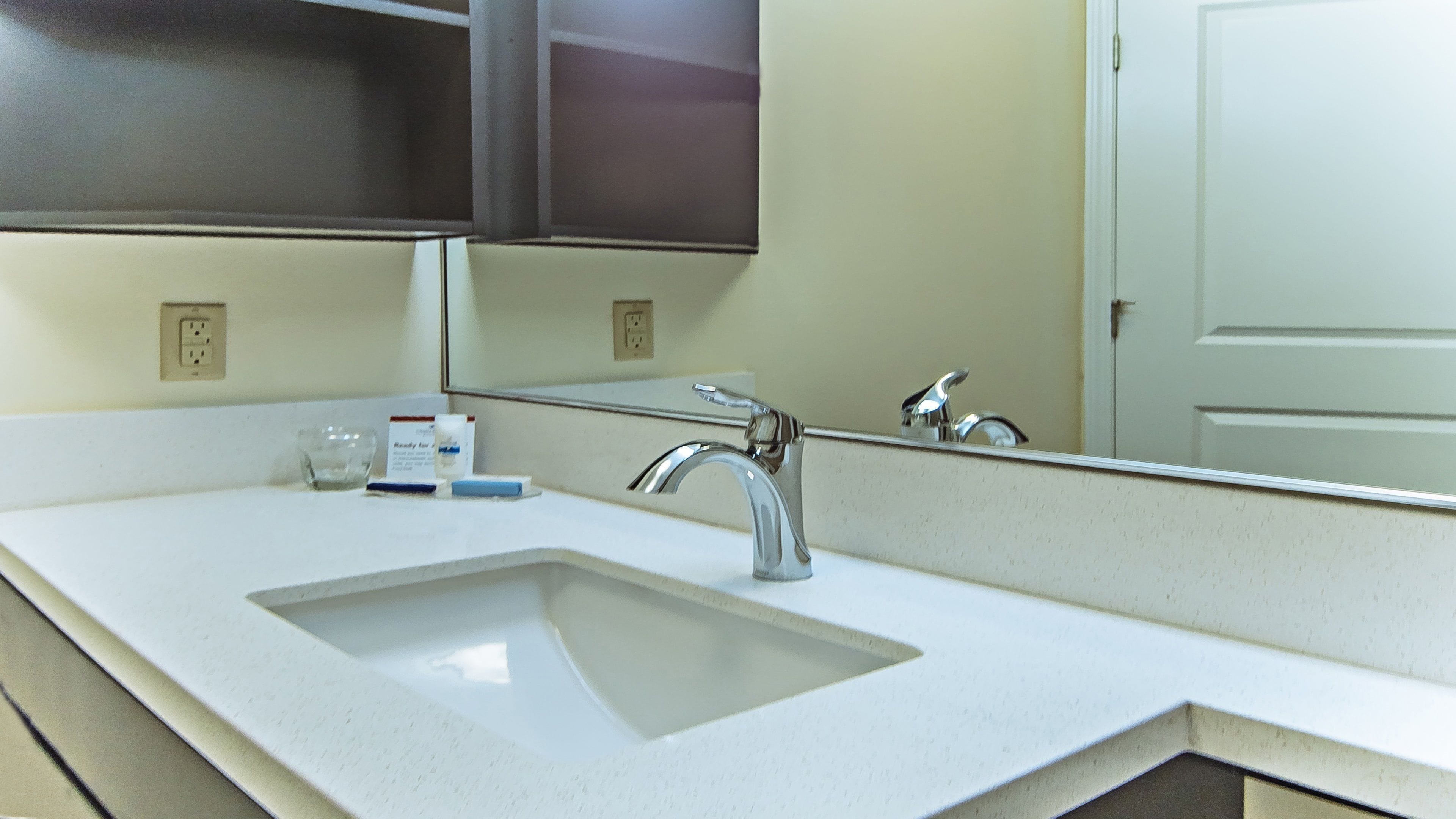 studio suite, 1 queen bed, accessible (mobility, access tub) | bathroom | combined shower/bathtub, free toiletries, hair dryer, towels