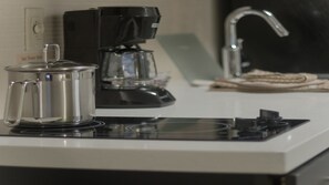 Refrigerador con congelador, microondas y parrilla de estufa 