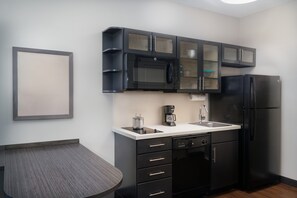 Suite estudio | Cocina privada | Refrigerador con congelador, microondas y parrilla de estufa 