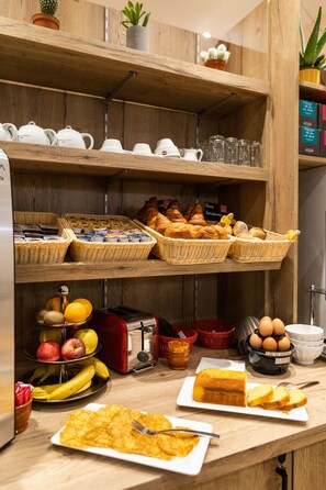 Tägliches Frühstücksbuffet (11 EUR pro Person)