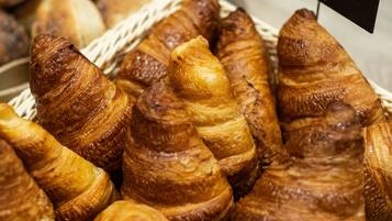 Un panier de croissants et une pancarte indiquant « Pains artisanaux viennois ».