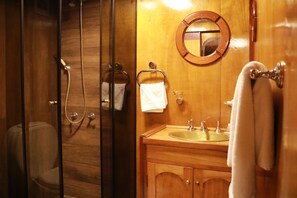 Combined shower/tub, free toiletries, hair dryer, bidet - Hassler Hotel Villa Morra (Asunción)