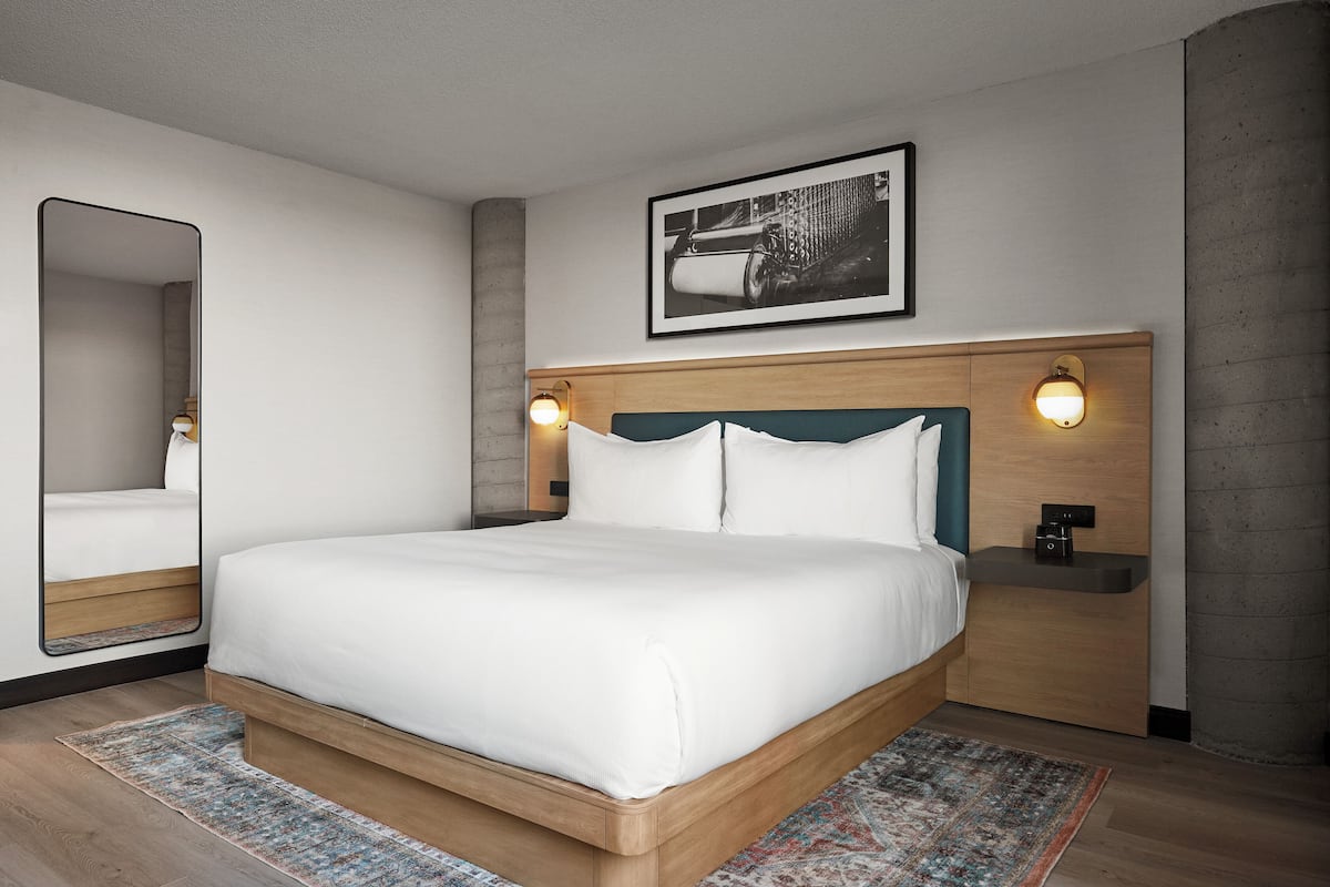 Habitación básica, 1 cama de matrimonio grande | Escritorio, tabla de planchar con plancha, wifi gratis y ropa de cama