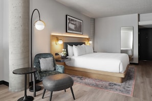 Habitación estándar, 1 cama de matrimonio grande, cocina básica | Escritorio, tabla de planchar con plancha, wifi gratis y ropa de cama